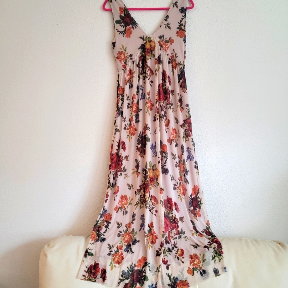 Chasing dots floral maxi dress M